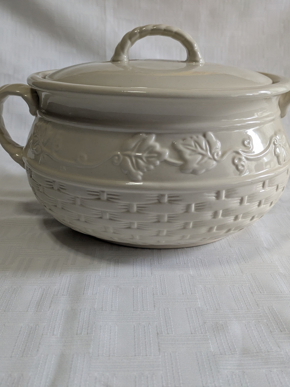 Home & Garden Party Stoneware Veranda Cream Basketweave Covered Soup Pot